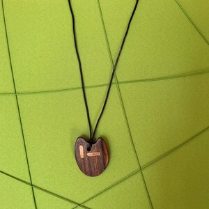 Anhänger aus Holz mit Leder Kette