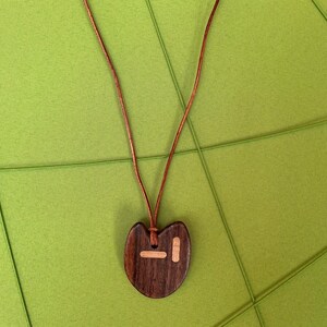Anhänger aus Holz mit Leder Kette