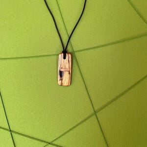 Anhänger aus Holz mit Leder Kette