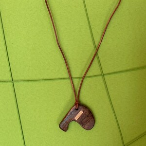 Anhänger aus Holz mit Leder Kette