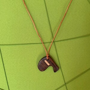 Anhänger aus Holz mit Leder Kette