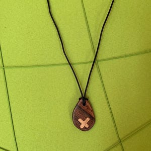 Anhänger aus Holz mit Leder Kette