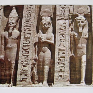 Algumas estátuas de Abou Simbel. Cartão postal vintage do Egito. Texto em árabe/inglês.