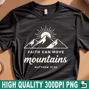 Peut inclure: T-shirt noir avec un motif blanc de montagnes, de soleil et de texte. Le texte dit "FAITH CAN MOVE mountains" et "Matthew 17:20". Une bougie et des fleurs sont en arrière-plan.