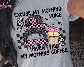Mamá con café matutino PNG, Snarky Png, Diseño de esqueleto de café PNG Humor para adultos PNG, Mamá retro PNG, Cafeína PNG, Moda PNG, Mamá a cuadros