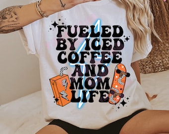 Angetrieben von Eiskaffee und Mama-Leben, Junge Mama Png, Mama-Png-Designs, Mama-Sublimation, Retro-Mama-Png, Mama-Leben-Png, Junge-Mama-Shirt-Design-Png