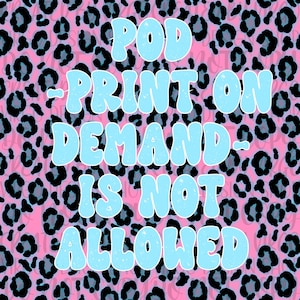 K&ouml;nnte beinhalten: Ein rosa und schwarzer Leopardenmuster-Hintergrund mit blauem Text, der "POD PRINT ON DEMAND IS NOT ALLOWED" lautet.