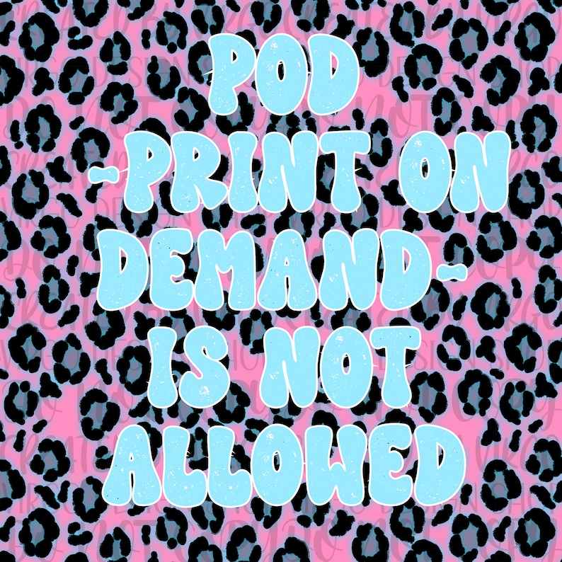 Op de afbeelding: Een roze achtergrond met een zwart en blauw luipaardprintpatroon. De tekst "POD - PRINT ON DEMAND - IS NOT ALLOWED" staat in lichtblauwe letters.