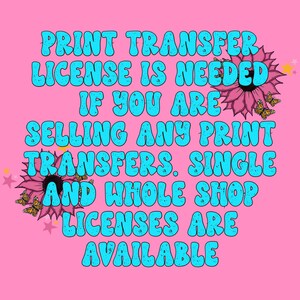 Op de afbeelding: Roze achtergrond met turquoise tekst: "PRINT TRANSFER LICENSE IS NEEDED IF YOU ARE SELLING ANY PRINT TRANSFERS. SINGLE AND WHOLE SHOP LICENSES ARE AVAILABLE." Roze zonnebloemen en vlinders sieren de afbeelding.