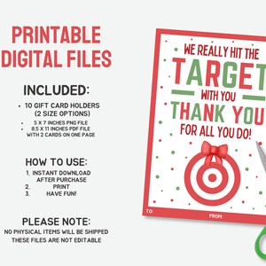 Puede incluir: Archivos digitales imprimibles con tarjeteros para tarjetas de regalo. El dise&ntilde;o incluye una tarjeta de agradecimiento roja y verde con un gr&aacute;fico de diana y el texto "Realmente dimos en el blanco contigo. &iexcl;Gracias por todo lo que haces!" Tambi&eacute;n se ven unas tijeras.