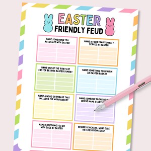 Puede incluir: Un tablero de juego imprimible con tem&aacute;tica de Pascua con el t&iacute;tulo "Easter Friendly Feud". El tablero tiene 8 casillas con preguntas relacionadas con la Pascua. Cada casilla tiene un fondo rosa, amarillo, verde o azul.
