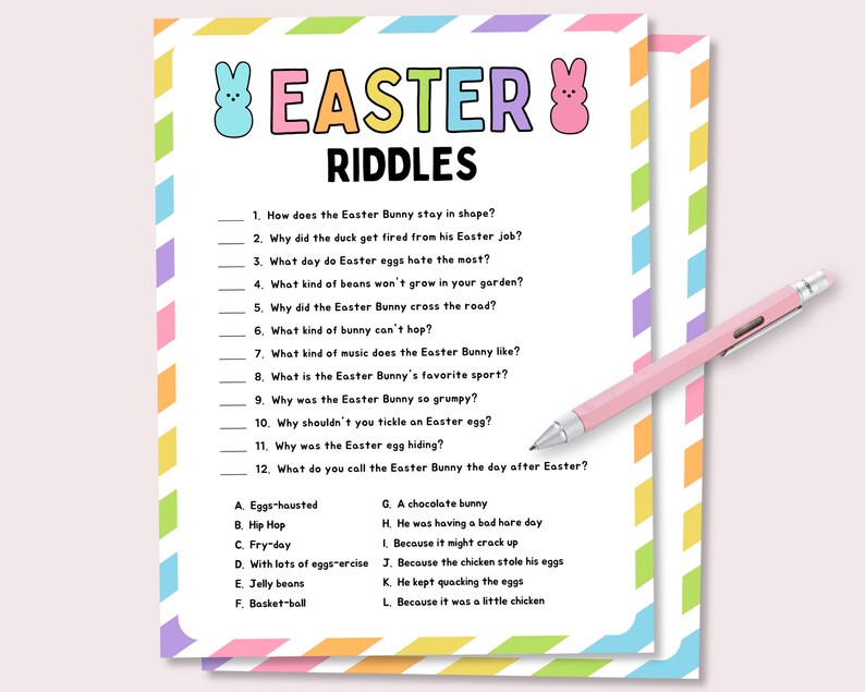 Puede incluir: Un juego de acertijos de Pascua imprimible con rayas de colores en el fondo. El juego presenta 12 acertijos sobre el Conejo de Pascua y los huevos de Pascua. Las respuestas se enumeran debajo de los acertijos.