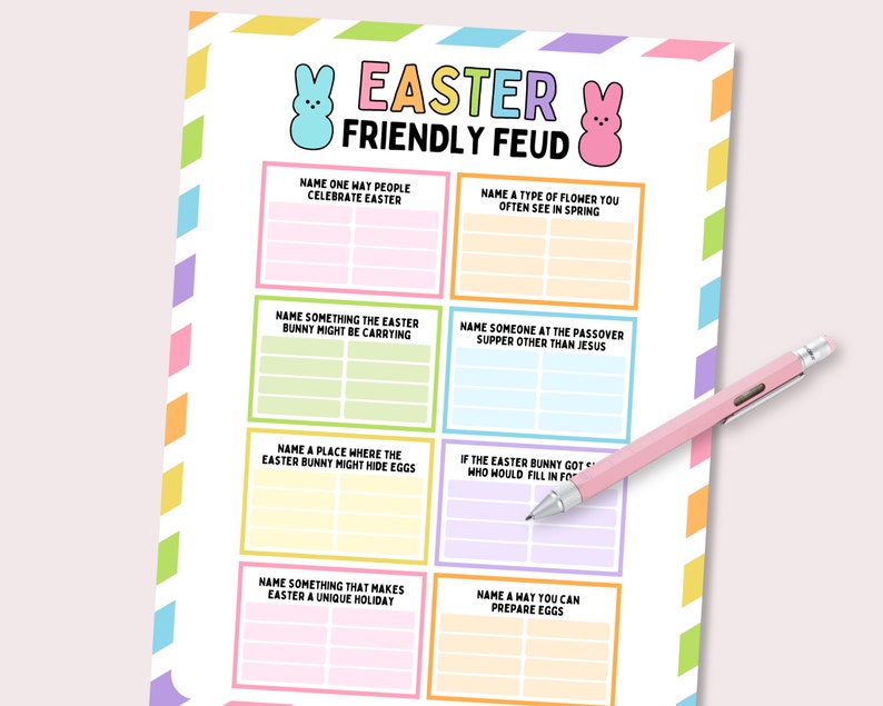 Puede incluir: Un tablero de juego imprimible con tem&aacute;tica de Pascua con el t&iacute;tulo "Easter Friendly Feud". El tablero est&aacute; dividido en seis casillas con preguntas para un juego de "friendly feud". Las preguntas est&aacute;n relacionadas con las tradiciones y los s&iacute;mbolos de Pascua. El tablero est&aacute; decorado con colores pastel e im&aacute;genes de conejos de Pascua.