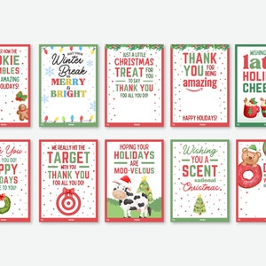 Puede incluir: Una colecci&oacute;n de diez tarjetas de felicitaci&oacute;n navide&ntilde;as con dise&ntilde;os festivos. Cada tarjeta presenta un mensaje &uacute;nico en rojo y verde, con ilustraciones de galletas de jengibre, mu&ntilde;ecos de nieve y otros elementos navide&ntilde;os. Las tarjetas son rectangulares con espacio para etiquetas "Para" y "De".