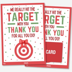 Puede incluir: Dos tarjetas de regalo rojas y blancas con el texto "WE REALLY HIT THE TARGET WITH YOU THANK YOU FOR ALL YOU DO!" en rojo y verde. Una tarjeta tiene un gr&aacute;fico de diana y lazo.