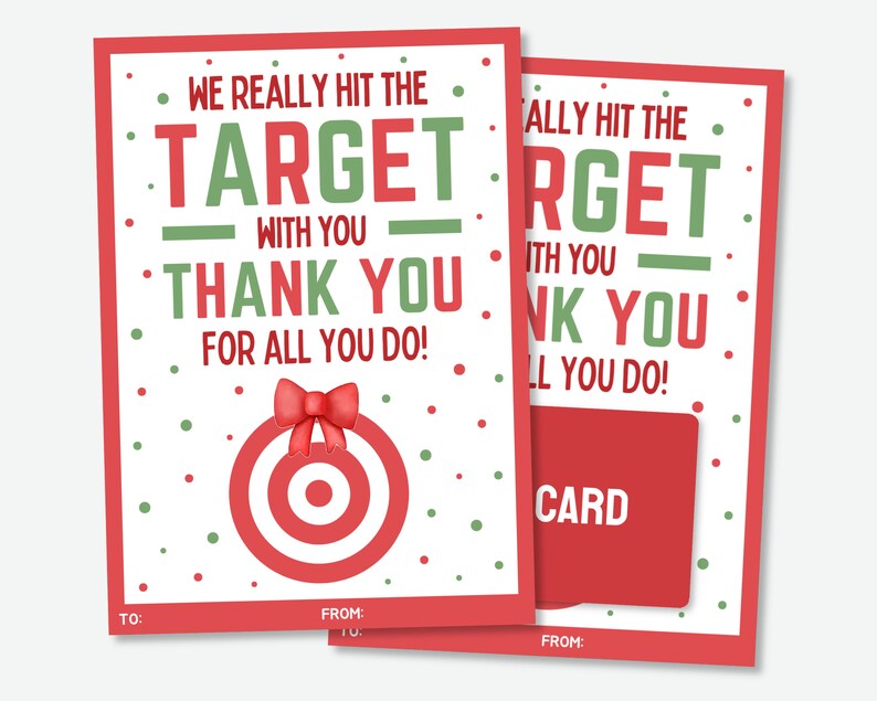 Puede incluir: Dos tarjetas de regalo rojas y blancas con el texto "WE REALLY HIT THE TARGET WITH YOU THANK YOU FOR ALL YOU DO!" en rojo y verde. Una tarjeta tiene un gr&aacute;fico de diana y lazo.