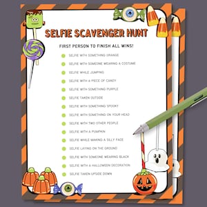 Könnte beinhalten: Ein druckbares Halloween-Selfie-Schnitzeljagd-Spiel mit einer Liste von 14 Selfie-Herausforderungen. Das Spiel zeigt ein grünes Monster, einen Lolli, einen Kürbis, einen Geist und Mais-Süßigkeiten.