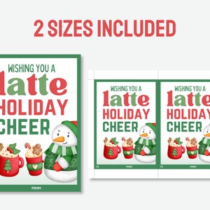 Puede incluir: Etiquetas de regalo con tem&aacute;tica navide&ntilde;a con el texto "Wishing You a Latte Holiday Cheer". El dise&ntilde;o incluye un mu&ntilde;eco de nieve, una taza de caf&eacute; con leche roja y una taza de caf&eacute; con leche verde. El texto "2 Sizes Included" est&aacute; en la parte superior.