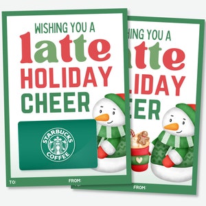 Puede incluir: Dos tarjetas de regalo con borde verde y el texto "Wishing You a Latte Holiday Cheer". Una tarjeta tiene una tarjeta de regalo de Starbucks. La otra tarjeta tiene una ilustraci&oacute;n de mu&ntilde;eco de nieve con una taza de caf&eacute; y un hombre de jengibre.