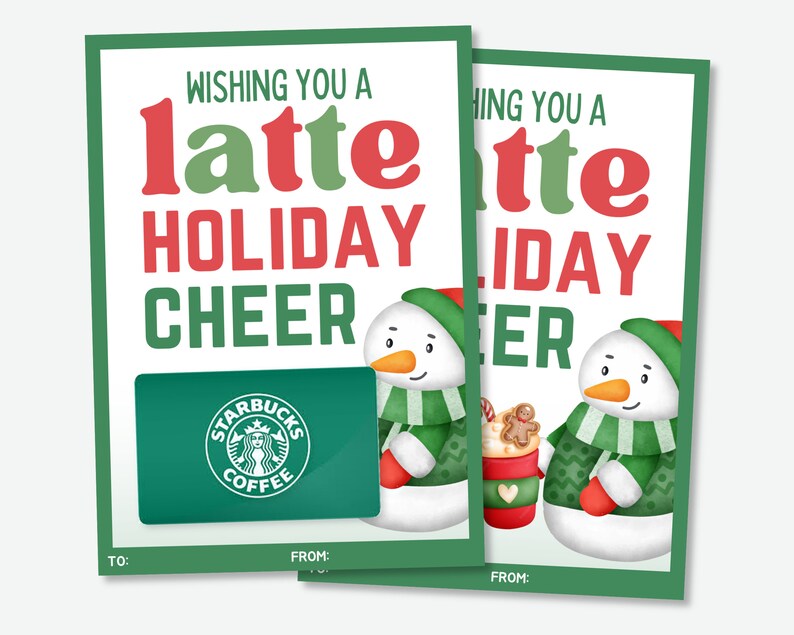 Puede incluir: Dos tarjetas de regalo con borde verde y el texto "Wishing You a Latte Holiday Cheer". Una tarjeta tiene una tarjeta de regalo de Starbucks. La otra tarjeta tiene una ilustraci&oacute;n de mu&ntilde;eco de nieve con una taza de caf&eacute; y un hombre de jengibre.