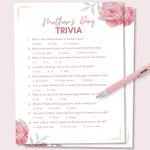 Puede incluir: Un juego de preguntas y respuestas sobre el Día de la Madre, impreso en rosa y blanco. Las preguntas son sobre flores, regalos, mitología y más. El juego está diseñado para jugarse en grupo.
