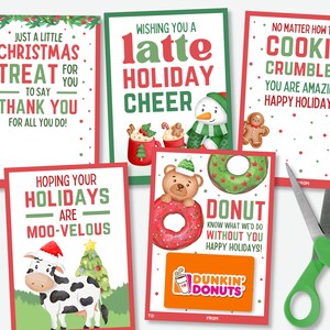 Puede incluir: Una colecci&oacute;n de tarjetas de regalo con tem&aacute;tica navide&ntilde;a con dise&ntilde;os festivos. Las tarjetas presentan mensajes navide&ntilde;os como "Just a little Christmas treat" y "&iexcl;Felices fiestas!" con ilustraciones de un mu&ntilde;eco de nieve, hombres de jengibre y una vaca. Las tarjetas tienen un borde rojo.