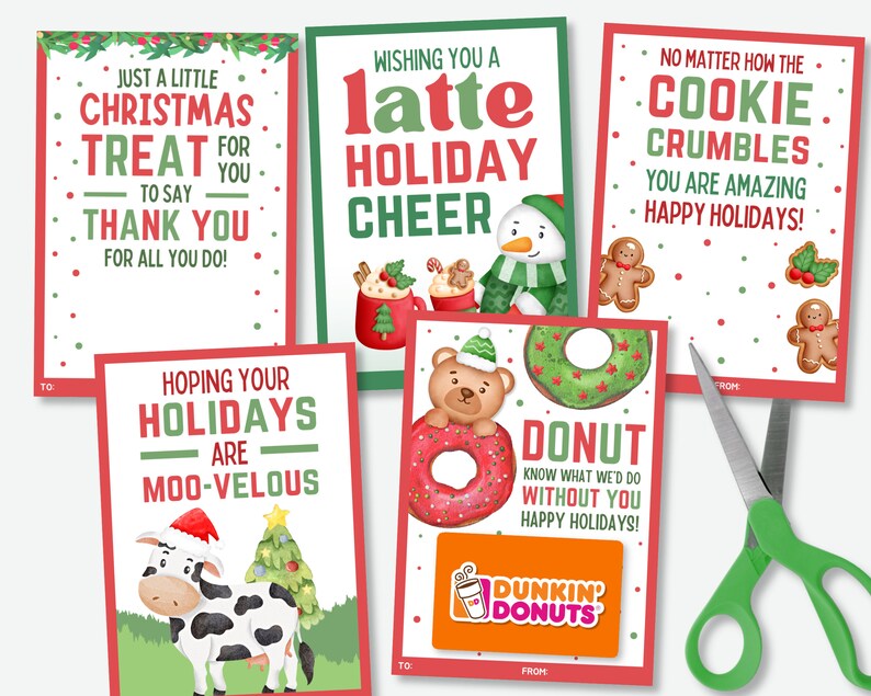 Puede incluir: Una colecci&oacute;n de tarjetas de regalo con tem&aacute;tica navide&ntilde;a con dise&ntilde;os festivos. Las tarjetas presentan mensajes navide&ntilde;os como "Just a little Christmas treat" y "&iexcl;Felices fiestas!" con ilustraciones de un mu&ntilde;eco de nieve, hombres de jengibre y una vaca. Las tarjetas tienen un borde rojo.