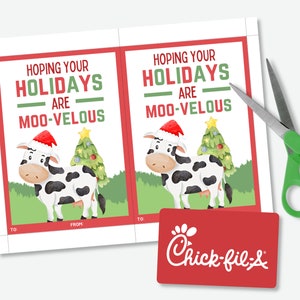 Puede incluir: Etiquetas de regalo navide&ntilde;as con una ilustraci&oacute;n festiva de una vaca con gorro de Pap&aacute; Noel y un &aacute;rbol de Navidad. El texto dice "Hoping Your Holidays Are Moo-velous". Tambi&eacute;n hay una tarjeta de regalo de Chick-fil-A y unas tijeras verdes.