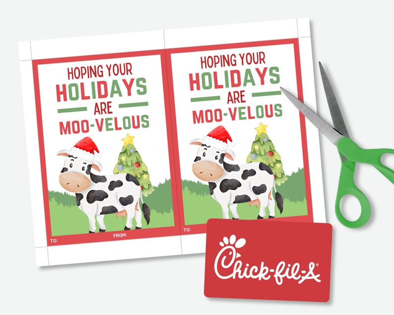 Puede incluir: Etiquetas de regalo navide&ntilde;as con una ilustraci&oacute;n festiva de una vaca con gorro de Pap&aacute; Noel y un &aacute;rbol de Navidad. El texto dice "Hoping Your Holidays Are Moo-velous". Tambi&eacute;n hay una tarjeta de regalo de Chick-fil-A y unas tijeras verdes.