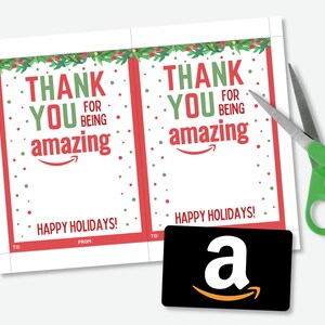 Puede incluir: Etiquetas de regalo con tem&aacute;tica navide&ntilde;a con el texto "THANK YOU FOR BEING AMAZING" en rojo y verde. Las etiquetas tienen un borde rojo y est&aacute;n decoradas con hojas verdes y bayas rojas. Una tarjeta de regalo de Amazon negra y unas tijeras verdes tambi&eacute;n est&aacute;n en la imagen.