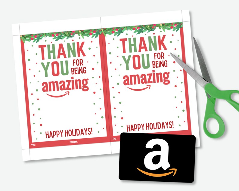 Puede incluir: Etiquetas de regalo con tem&aacute;tica navide&ntilde;a con el texto "THANK YOU FOR BEING AMAZING" en rojo y verde. Las etiquetas tienen un borde rojo y est&aacute;n decoradas con hojas verdes y bayas rojas. Una tarjeta de regalo de Amazon negra y unas tijeras verdes tambi&eacute;n est&aacute;n en la imagen.