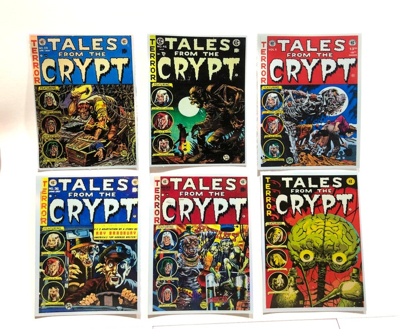 K&ouml;nnte beinhalten: Sechs Vintage-Comic-Cover mit dem Titel "Tales from the Crypt". Die Cover zeigen Horrorillustrationen in verschiedenen Stilen, darunter ein Monster mit leuchtenden Augen, eine Kreatur mit einem Gehirn als Kopf und ein Mann mit einem Haken f&uuml;r eine Hand.