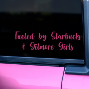 Naklejka samochodowa z winylu Fueled By Starbucks i Gilmore Girls | Naklejka samochodowa | Zabawna naklejka samochodowa | Naklejka na zderzak | Naklejka na szybę samochodową | Urocza naklejka