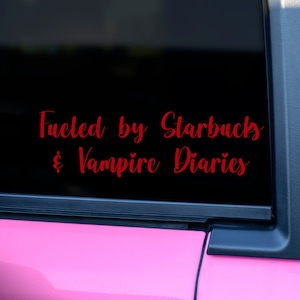 Naklejka winylowa Fueled By Starbucks i Vampire Diaries, słodka naklejka na samochód, naklejka na zderzak, naklejka na szybę samochodową, słodka naklejka, fani Vampire Diaries