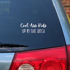 Cool Ass Kids Up In This Bitch Vinyl Decal, Naklejka na samochód, Zabawna naklejka na zderzak, Naklejka na szybę samochodu, Zabawna naklejka na samochód, Naklejka na dziecko na pokładzie