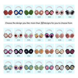 K&ouml;nnte beinhalten: Eine Auswahl von 53 verschiedenen Ohrenschutz-Designs, jedes mit einem einzigartigen Muster und einer Farbkombination. Die Ohrensch&uuml;tzer sind aus gestricktem Stoff gefertigt und haben ein wei&szlig;es Stirnband. Die Designs umfassen Tiere, Blumen, geometrische Muster und mehr.