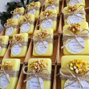 Saponette per feste Citrus Bloom / Saponi artigianali a tema limone / Etichette personalizzate / Fiori vivi / Bomboniera per feste al limone / 1,75 oz
