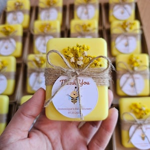Bomboniere per feste con sapone a forma di ape / Fatte a mano con fiori veri e corda di iuta / Etichette personalizzate / Bomboniere per baby shower per gli ospiti all'ingrosso / 1,75 once