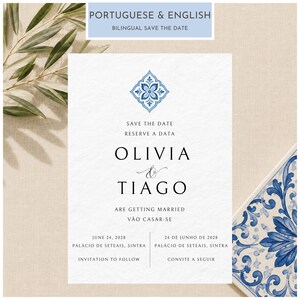 Puede incluir: Una tarjeta de save the date bilingüe en inglés y portugués con un motivo inspirado en azulejos azules en la parte superior. El texto dice Olivia & Tiago are getting married el 24 de junio de 2028 en Palácio de Seteais, Sintra, con invitation to follow.