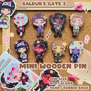 Könnte beinhalten: Eine Sammlung von Mini-Holzpins mit Charakteren aus Baldur's Gate 3. Die Pins sind ca. 4 cm groß, haben eine Spot-Glanz-Oberfläche und eine herzförmige Gummi-Rückseite. Präsentiert auf einer Pinnwand.