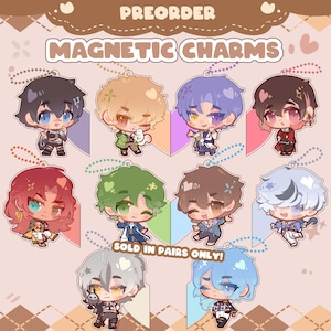 Könnte beinhalten: Eine Sammlung von magnetischen Charms im Anime-Stil, die verschiedene Charaktere mit unterschiedlichen Haarfarben und Outfits zeigen. Die Charms sind an Schlüsselanhängern befestigt und werden paarweise verkauft. Der Text "PREORDER" und "MAGNETIC CHARMS" ist zu sehen.