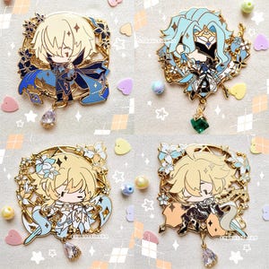 Puede incluir: Cuatro pines de esmalte de color dorado que representan personajes de anime con detalles intrincados. Cada pin tiene un personaje diferente con un diseño único y un encanto colgante.