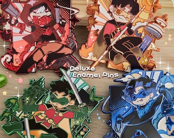 Peut inclure: Quatre broches en émail rectangulaires représentant des personnages de dessin animé stylisés dans des tons rouge, orange, vert et bleu. Les broches portent les inscriptions BatBoys, Deluxe Enamel Pins et CAPPUCCINEKO.