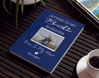 Puede incluir: Un diario azul con el texto "Cartas a mi hermano en el cielo" y una foto de dos personas. El texto "Para siempre en mi corazón" y el nombre "Kai Logan" también están en la portada.