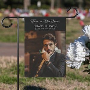 Può includere: Una bandiera da giardino in bianco e nero con una foto di un uomo e il testo "Forever in Our Hearts, CHASE CANNON, JULY II, 1978 - AUG 28, 2023".