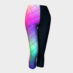 Peut inclure: Un legging coloré avec un motif géométrique sur une jambe et un motif rayé noir sur l'autre jambe.