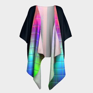 Peut inclure: Un kimono à rayures noires et blanches avec un motif géométrique coloré sur le devant. Le motif est un dégradé de rose, violet, bleu, vert et jaune.