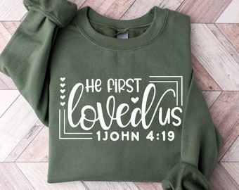 T-shirt « Il nous a aimés le premier », T-shirt religieux, Vêtements religieux, T-shirt chrétien, Cadeaux chrétiens, T-shirt inspirant, Verset biblique