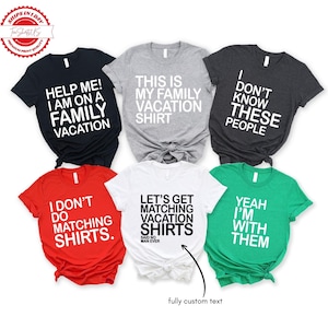 Peut inclure: Six t-shirts à manches courtes de différentes couleurs, chacune avec une phrase humoristique sur le thème des vacances en texte blanc. Les phrases incluent "Help Me! I Am On A Family Vacation" et "I Don't Know These People."