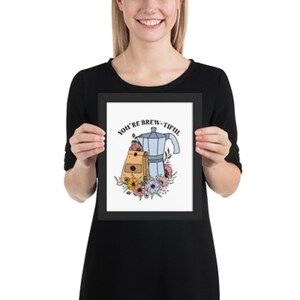 AllVibesClothingCo You're Brew-Tiful / Póster de papel premium mate mejorado / Carteles de arte de pared enmarcados / Regalos de decoraciones hermosas y geniales